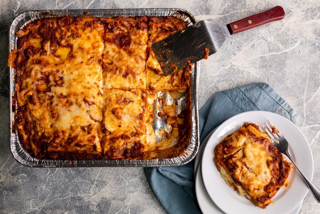 Lasaña de carne | Pastelería Ciro Guatemala | Lasaña preparada con pasta fresca elaborada en casa, intercalada con capas de salsa boloñesa de carne de res cocinada lentamente con hierbas italianas y queso mozzarella fundido. Una receta familiar de origen italiano que servimos con el mismo amor de siempre.