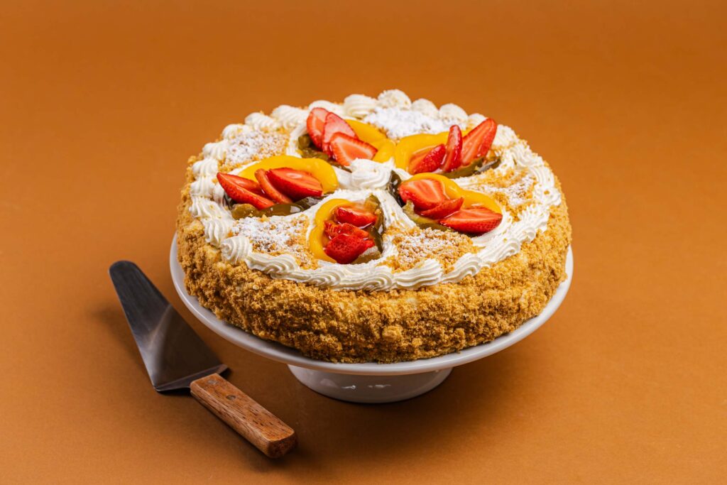 Milhoja de fresa | Pastelería Ciro Guatemala | Impresionante tarta de milhojas: capas intercaladas de hojaldre artesanal crujiente con relleno de manjar de queso suave y mermelada de fresa de sabor intenso. Una pieza de repostería de técnica clásica que combina textura y sabor en cada porción.