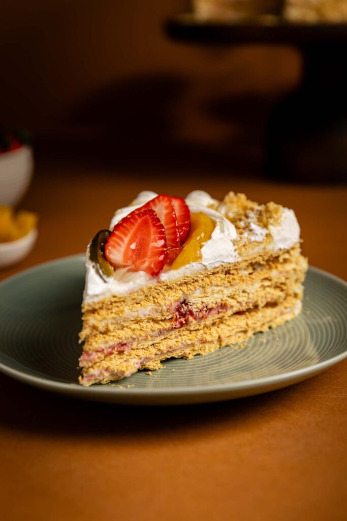 Milhoja de fresa | Pastelería Ciro Guatemala | Impresionante tarta de milhojas: capas intercaladas de hojaldre artesanal crujiente con relleno de manjar de queso suave y mermelada de fresa de sabor intenso. Una pieza de repostería de técnica clásica que combina textura y sabor en cada porción.