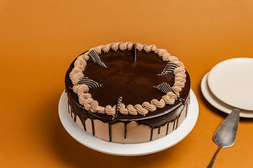 Choco crema | Pastelería Ciro Guatemala | Bizcocho de chocolate oscuro, húmedo y esponjoso, relleno y cubierto de suave crema batida con una capa exterior de chocolate. Una propuesta indulgente y equilibrada para los amantes del chocolate en cualquier celebración.