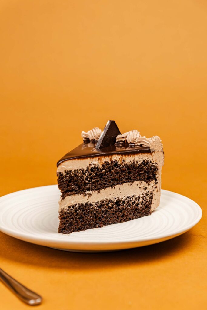 Choco crema | Pastelería Ciro Guatemala | Bizcocho de chocolate oscuro, húmedo y esponjoso, relleno y cubierto de suave crema batida con una capa exterior de chocolate. Una propuesta indulgente y equilibrada para los amantes del chocolate en cualquier celebración.