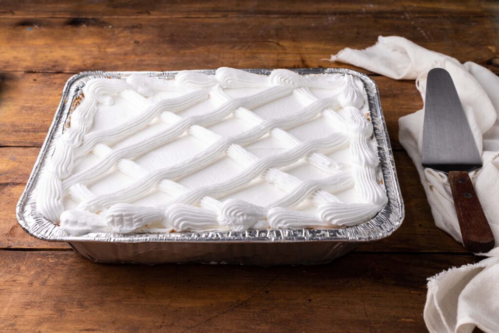 Tres leches | Pastelería Ciro Guatemala | Bizcocho artesanal humedecido lentamente con la mezcla clásica de tres leches — condensada, evaporada y entera — hasta lograr una textura esponjosa y húmeda que se deshace en la boca. Coronado con turrón artesanal y un toque de canela. Uno de nuestros clásicos irrenunciables.