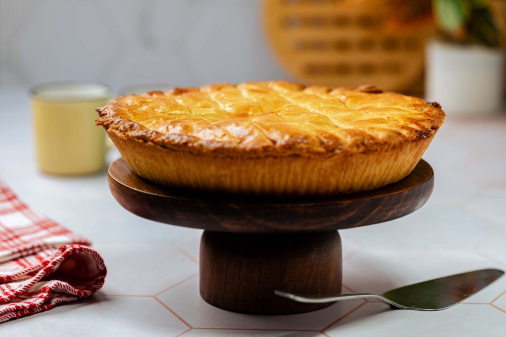 Pie de manzana | Pastelería Ciro Guatemala | Pie de base crujiente de galleta artesanal relleno de manzana fresca cocida con especias, de textura suave y sabor cálido que evoca los pasteles caseros de la abuela. Sencillo, reconfortante y delicioso.