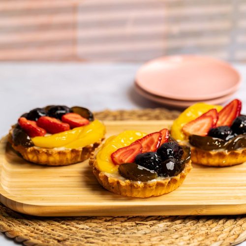 Tartaleta de frutas grande | Pastelería Ciro Guatemala | Base de tartaleta crujiente horneada en molde individual, rellena con nuestro suave manjar de queso cremoso y coronada con una selección de frutas frescas de temporada. Un equilibrio de texturas y sabores frescos, presentado con elegancia italiana.