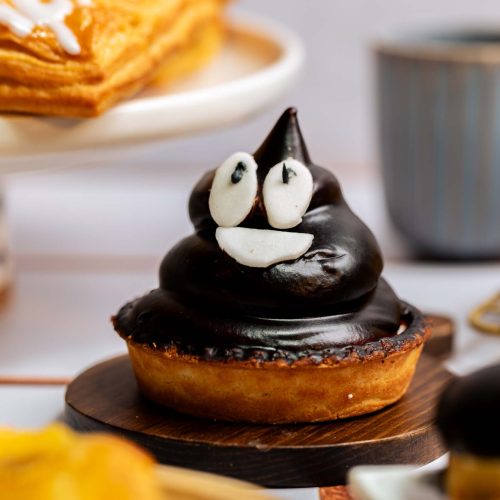 Número dos | Pastelería Ciro Guatemala | Irresistible combinación de base de galleta artesanal, suave relleno de marshmallow esponjoso y una cobertura generosa de chocolate. Un clásico de la confitería que conquista a grandes y pequeños con su contraste de texturas.
