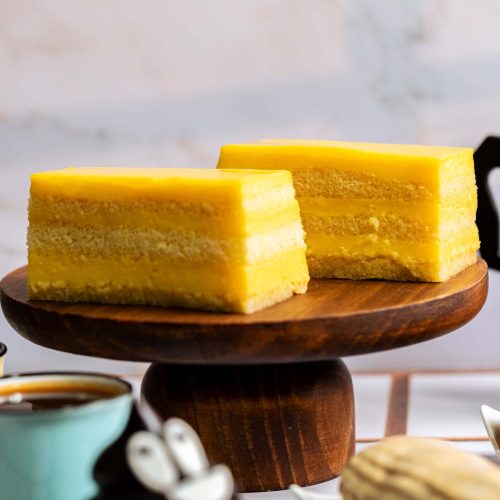 Pastel Pio | Pastelería Ciro Guatemala | Suave bizcocho de vainilla preparado con ingredientes seleccionados, generosamente humedecido con nuestro manjar de leche artesanal hasta lograr una textura húmeda y delicada. Una porción sencilla y reconfortante de la pastelería clásica Ciro.