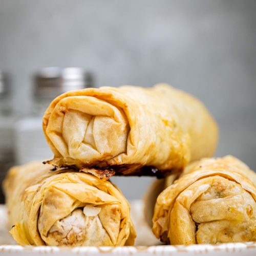 Rollo de pollo y verduras | Pastelería Ciro Guatemala | Láminas de masa filo doradas y crujientes que envuelven un reconfortante relleno de pollo tierno con verduras frescas salteadas. Elaborado a mano con el cuidado y la técnica que caracterizan cada pieza que sale de nuestra cocina.