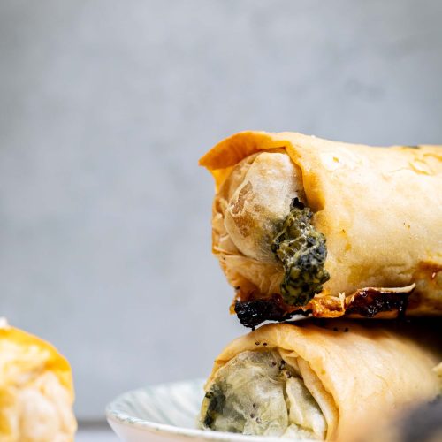 Rollo de espinaca | Pastelería Ciro Guatemala | Finas láminas de masa filo crujiente envolviendo un relleno suave de espinaca fresca salteada con queso crema. Una opción vegetariana ligera, elegante y llena de sabor que demuestra que lo simple puede ser extraordinario.
