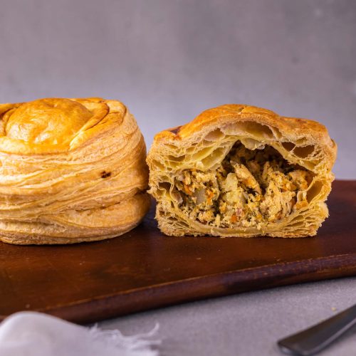 Volován de pollo | Pastelería Ciro Guatemala | Canastilla de hojaldre artesanal, dorada y crujiente, rellena con una mezcla de carne de res tierna y verduras frescas en salsa suave. Un clásico de la pastelería italiana que en Ciro preparamos con la misma dedicación de siempre.