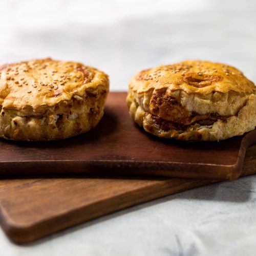 Pie jamón y queso | Pastelería Ciro Guatemala | Porción individual de hojaldre horneado con mantequilla, crujiente y dorado, relleno generosamente de jamón y queso crema suave. Una opción salada perfecta para un desayuno especial o merienda con carácter.
