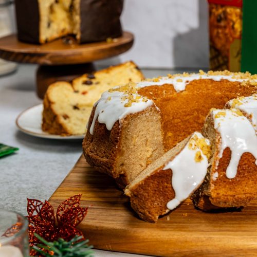 Magdalena de manzana y nuez | Pastelería Ciro Guatemala | .Magdalena tradicional enriquecida con nuez de nogal troceada y concentrado de manzana, que le da una miga húmeda con textura y sabor profundos. Terminada con un delicado glaseado que le da un acabado brillante y dulce.