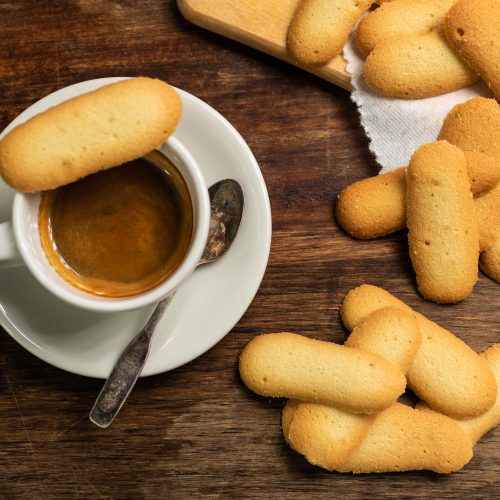 Galleta lengua de gato grande | Pastelería Ciro Guatemala | Galletas clásicas de lengua de gato, delgadas y crujientes, preparadas con mantequilla de calidad y aromatizadas con extracto natural de vainilla y limón. Una combinación refinada y ligera que acompaña perfectamente el café o el té.