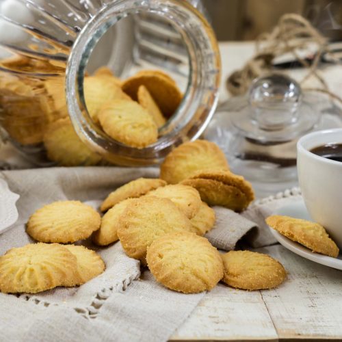 Galleta mantequilla | Pastelería Ciro Guatemala | Galletas artesanales de mantequilla, suaves y crujientes a la vez, elaboradas con mantequilla de alta calidad y perfumadas con vainilla natural. Una galleta clásica que representa la sencillez y la excelencia de la pastelería italiana.