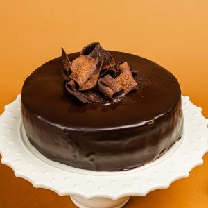 Sacher | Pastelería Ciro Guatemala | Inspirado en el legendario pastel vienés: bizcocho de chocolate oscuro humedecido artesanalmente, relleno de mermelada de frambuesa de sabor afrutado e intenso, cubierto con ganache de chocolate sedoso. Una obra de la pastelería clásica que preparamos con respeto a la receta original.