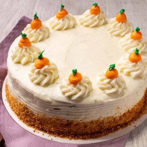 Pastel de zanahoria | Pastelería Ciro Guatemala | Bizcocho húmedo y aromático elaborado con zanahoria fresca rallada, nuez de nogal troceada y coco rallado, cubierto con un frosting de queso crema suave y levemente ácido. Un pastel de textura especial y sabor cálido que gana adeptos en cada celebración.