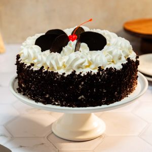 Selva Negra | Pastelería Ciro Guatemala | Icónica Selva Negra de bizcocho de chocolate húmedo intercalado con capas de crema batida y trocitos de chocolate oscuro, cubierto de crema batida generosa y decorado al estilo clásico. Una receta de origen alemán que preparamos con técnica y cariño italiano.