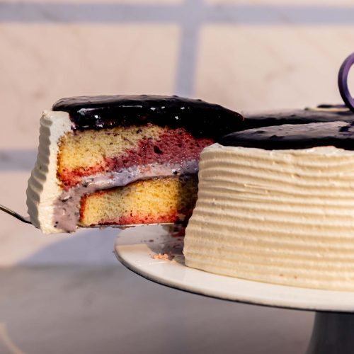 Pastel crema y mora | Pastelería Ciro Guatemala | Bizcocho de vainilla humedecido con leche y mora fresca, relleno de crema suave con mora y decorado con mermelada de mora de sabor intenso. Un pastel floral, fresco y lleno de color que celebra los sabores de temporada.