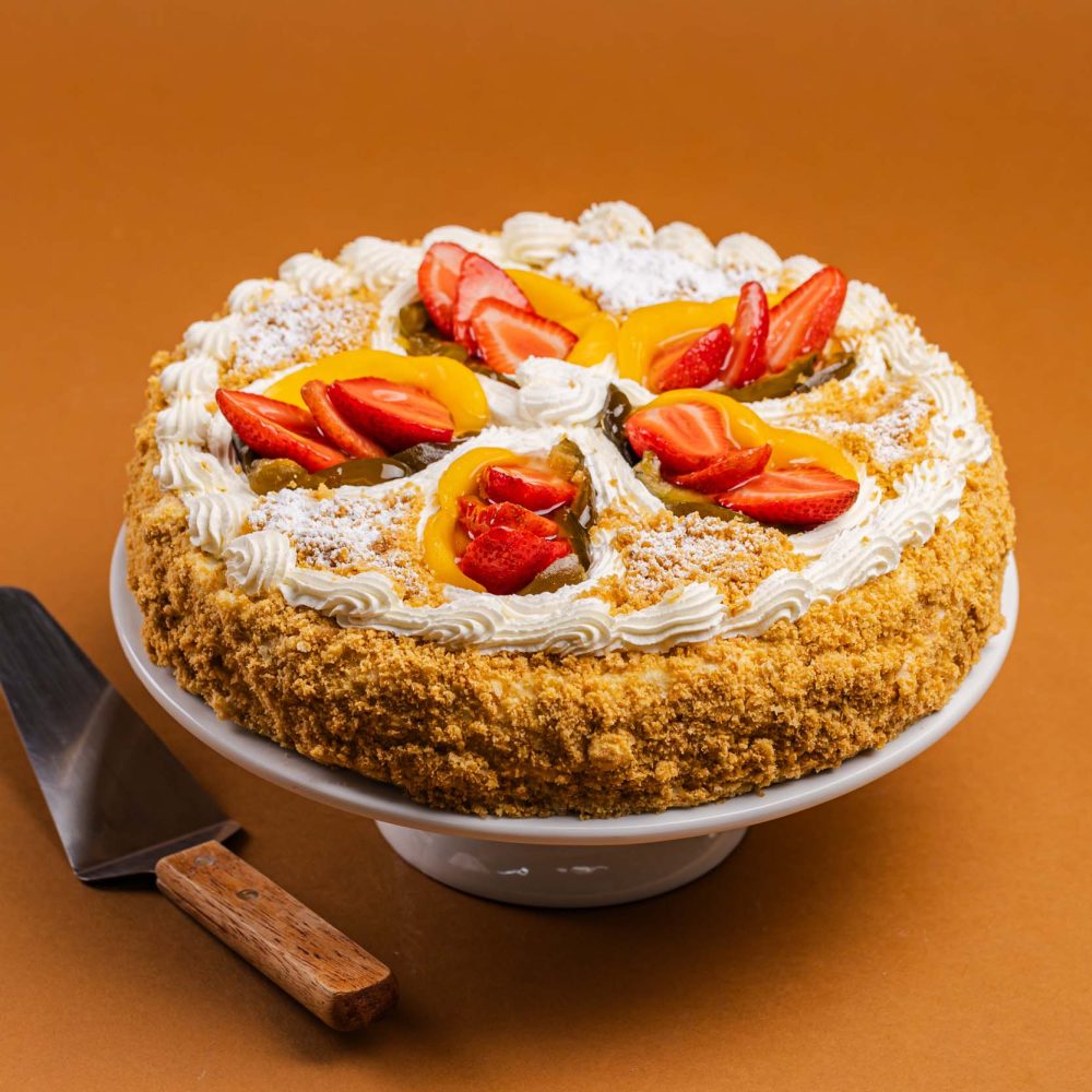 Milhoja de fresa | Pastelería Ciro Guatemala | Impresionante tarta de milhojas: capas intercaladas de hojaldre artesanal crujiente con relleno de manjar de queso suave y mermelada de fresa de sabor intenso. Una pieza de repostería de técnica clásica que combina textura y sabor en cada porción.