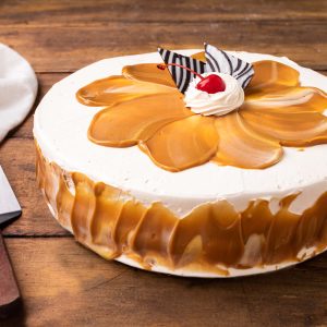 Pastel de dulce de leche | Pastelería Ciro Guatemala | Generoso bizcocho de vainilla humedecido artesanalmente, relleno y cubierto con una suave crema de dulce de leche que aporta profundidad y calidez a cada porción. Un pastel grande con sabor profundo y reconfortante, ideal para celebraciones especiales.