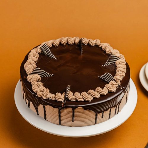 Choco crema | Pastelería Ciro Guatemala | Bizcocho de chocolate oscuro, húmedo y esponjoso, relleno y cubierto de suave crema batida con una capa exterior de chocolate. Una propuesta indulgente y equilibrada para los amantes del chocolate en cualquier celebración.