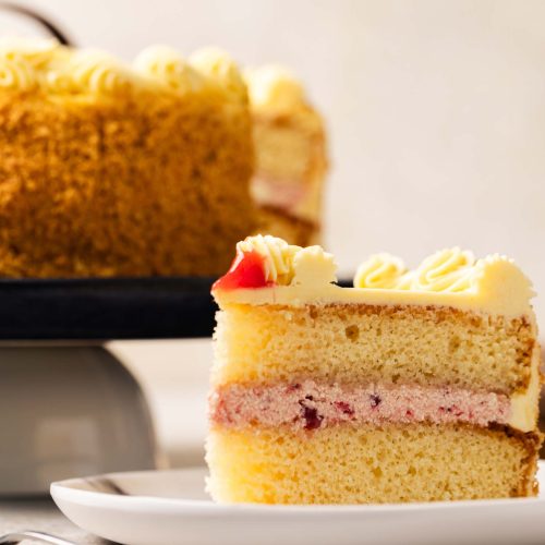 Pastel de vainilla | Pastelería Ciro Guatemala | Clásico y elegante pastel de bizcocho suave de vainilla, relleno de mermelada de fresa artesanal y envuelto en una suave crema de vainilla. La opción atemporal para cualquier celebración, preparada con ingredientes de calidad seleccionada.