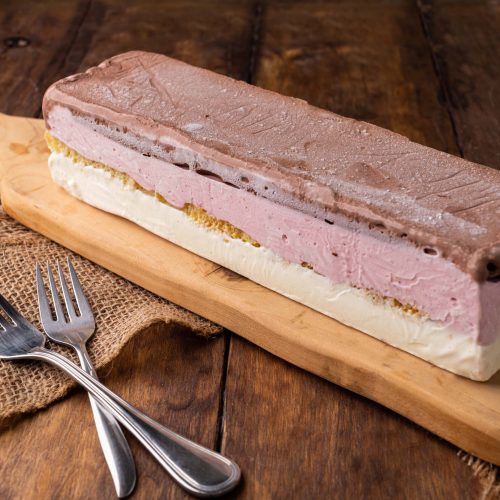 Cassatta | Pastelería Ciro Guatemala | Cassatta artesanal de tres capas de helado — vainilla, chocolate y fresa — intercaladas con bizcocho de vainilla esponjoso. Un postre festivo de origen siciliano que preparamos con helado artesanal y la técnica que nos caracteriza.