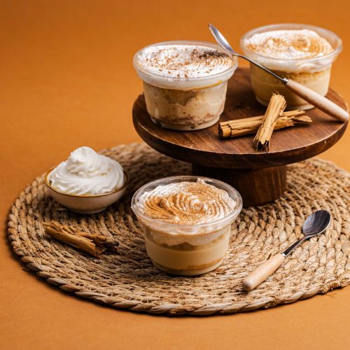 Tres leches individual | Pastelería Ciro Guatemala | Suave bizcocho de vainilla artesanal embebido lentamente con la mezcla de tres leches — evaporada, condensada y entera — hasta alcanzar una textura húmeda y sedosa. Decorado con turrón casero y una pizca de canela para un final especiado y festivo.