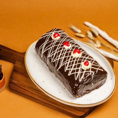 Brazo de chocolate | Pastelería Ciro Guatemala | Esponjoso brazo gitano de chocolate bañado en capas de chocolate oscuro, relleno de suave crema de chocolate. Una pieza de pastelería elegante por fuera, indulgente por dentro, que preparamos con receta propia desde nuestros inicios.