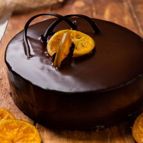 Mousse de naranja | Pastelería Ciro Guatemala | Contraste exquisito entre bizcocho de chocolate oscuro y aireado mousse de naranja fresca, cubierto con ganache de chocolate sedoso. La combinación de cítrico y chocolate que resulta en un pastel sofisticado y memorable.