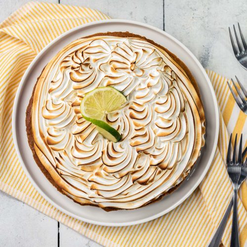 Pie de limón | Pastelería Ciro Guatemala | Pie de base crujiente de galleta relleno con pudín de limón fresco y cítrico, de textura suave y sabor vibrante. Una opción refrescante y elegante que equilibra la dulzura de la base con la acidez natural del limón.