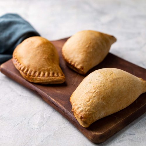 Empanada de atún | Pastelería Ciro Guatemala | Empanada horneada con masa crujiente, rellena de atún sazonado con especias seleccionadas. Una opción sabrosa y práctica que combina la calidad de nuestra masa artesanal con un relleno de sabor fresco y marino.