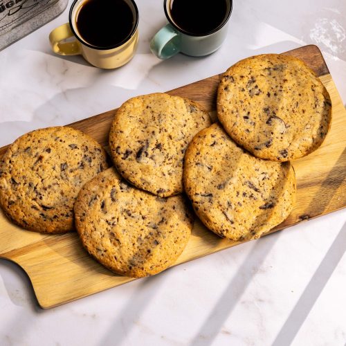 Galleta de chocochip | Pastelería Ciro Guatemala | Galleta artesanal horneada de borde crujiente y centro suave, generosamente cargada de chips de chocolate. Elaborada con mantequilla de calidad y masa de receta propia que garantiza un equilibrio perfecto entre dulzura y textura en cada bocado.