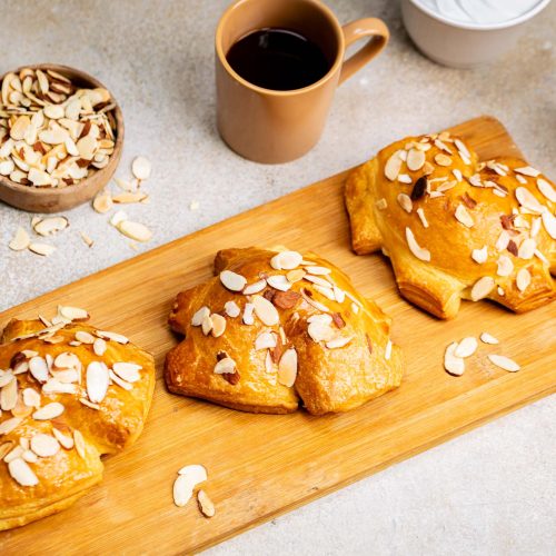 Danese de almendra | Pastelería Ciro Guatemala | Pieza de pastelería danesa de masa laminada a base de mantequilla, rellena de manjar de leche artesanal y cubierta con almendras laminadas tostadas. Una combinación de sabor suave y textura crujiente que refleja la tradición de la pastelería europea.