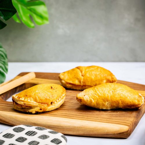 Empanada de pollo y champiñon | Pastelería Ciro Guatemala | Empanada de masa salada elaborada con mantequilla pura, crujiente y dorada, rellena de una generosa mezcla de pollo tierno desmenuzado y champiñones salteados. Un relleno sustancioso de sabor profundo y textura reconfortante.