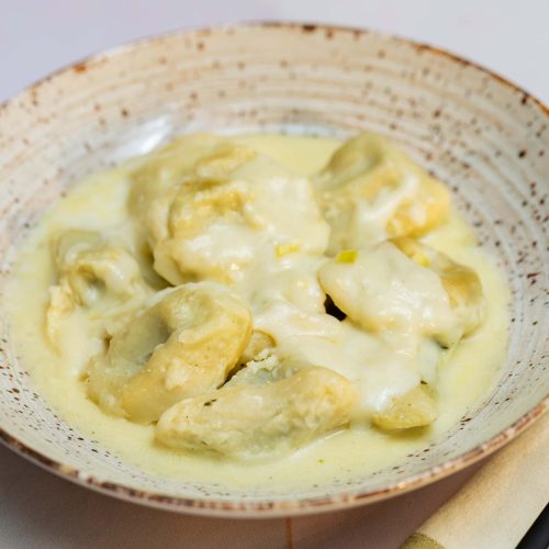 Pasta Tortellini | Pastelería Ciro Guatemala | Tortellini de pasta fresca elaborada y rellena a mano con espinaca fresca y queso mozzarella. Cada pieza es el resultado de una técnica artesanal que aprendimos de nuestras raíces italianas y que aplicamos con dedicación en cada preparación.